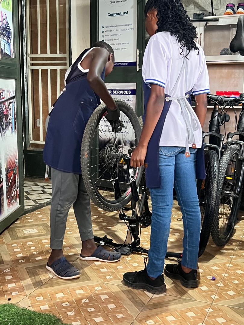 Workshop bicycle wheel service